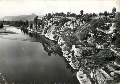 As Gorges da Ardèche em Ruoms — Rocher de Sampzon — Clichés aériens DELLARD — n°10