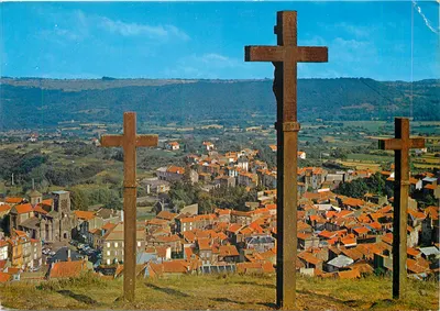 Volvic (P.-de-D.) — Calvário N.-D. de la Garde e panorama sobre a cidade — Impressor Combier