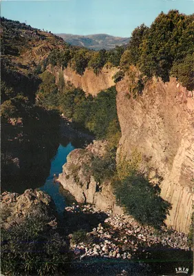 Gorges do Lignon — A Praia aos pés das colinas basálticas — IRIS