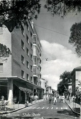Riccione - Viale Dante — vista da avenida com edifício e pedestres — FOTO-STAMPA ANGELI - TERNI, n°75