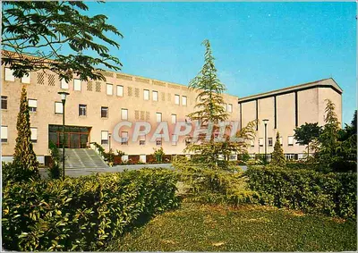 Edifício moderno em Roma — vista do edifício com jardim — editor Graphithil