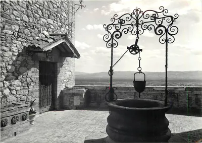 Assisi - Palazzo Giorgetti - O pequeno poço — editor desconhecido, número de série não visível