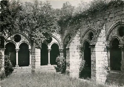 Priorado de Saint-Leu-d'Esserent — O Claustro do Século XIII — Éditions LYNÁ-Paris