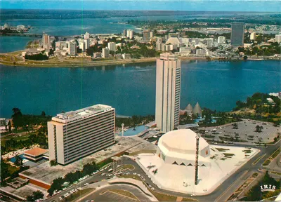 Abidjan — vista aérea dos edifícios modernos e do rio — editor IRIS