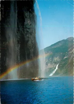 Geiranger, Noruega — vista do fiordo com cascata e barco