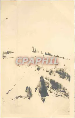 Duas pessoas em uma montanha nevada — sem editor ou número de série legíveis