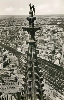 Cólnia no rio Reno — Vista aérea da catedral com trabalhadores no topo — Bahnholzbuchhandlung Richard Ludwig, Cólnia