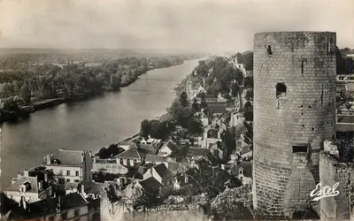 O Castelo de CHINON — A Torre do Moulin e a Vale da Vienne — Edições « ESTEL »