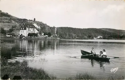 O lago Chambon perto de Murols — Hotel Bellevue — Edições Gaby