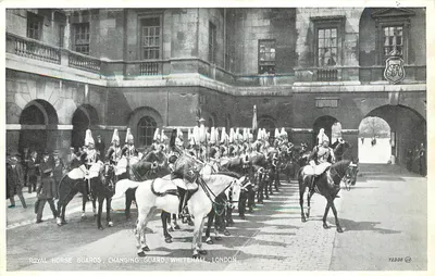 Guardas Reais a Cavalo, Troca de Guarda, Whitehall, Londres — Valentine's Postcards, n° 72306