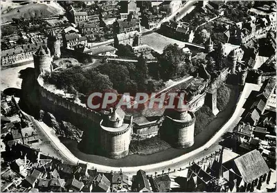 Fougères — Castelo feudal — Edições Artaud, Nantes