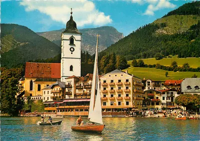 St. Wolfgang, "Weißes Rößl" — vista do lago com igreja e hotel — editor não visível