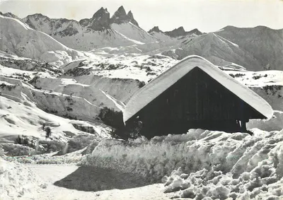 Paisagem Alpina — chalé nevado diante das Aiguilles de Bérard — Éditions Grange, n°543