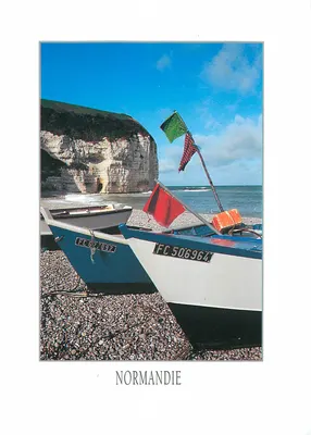 Barcos na praia de pedras — falésias da Normandia — Photo Scope / Noël Hautemanière