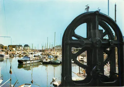 Porto de Courseulles-sur-Mer — vista do porto com roda mecânica — Édicap