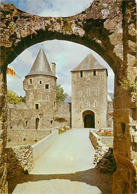 Fougeres (Ille-et-Vil) — Castelo feudal, Torres da Entrada Guémadeux e La Haye-St-Hilaire — Edições Artaud Frères