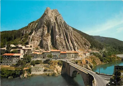 Sisteron - Alpes de Haute Provence — Importante etapa da Rota Napoleônica, às margens do lago formado pela Durance — Éditions Photoguy