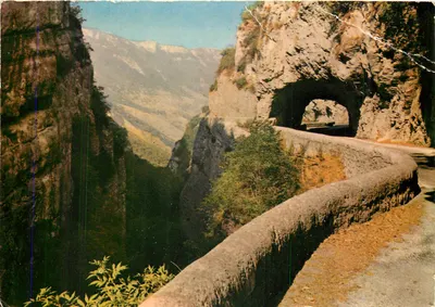 As Alpes em cores naturais — LE YERCORS - Estrada dos Grandes Goulets — editor Grenoble Spadem