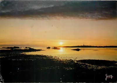 Pôr do sol, no fundo a ilha de Batz — A Bretanha (29 N) — Edições Jean