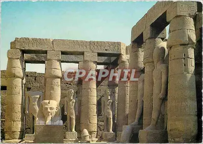 Templo de Luxor — Estátuas de Ramsés II na grande praça — Edição Kellner