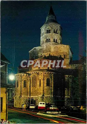 Orcival (Puy-de-Dôme) — Igreja romana do século XI à noite — Editor IRIS