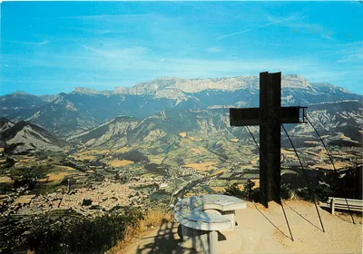 Vista geral de Die (Drôme) — cruz de Justin e tabuleta de orientação — Éditions G.A.L. Carpentras