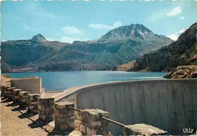 O dique de Tignes — vista do lago e das montanhas — editor IRIS