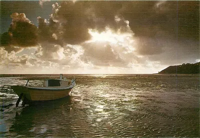 Barco em uma praia com maré baixa — Edição de Luxo, n°5