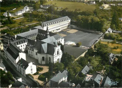 Ploermel (Morbihan) — Escola do Sagrado Coração — Combiér
