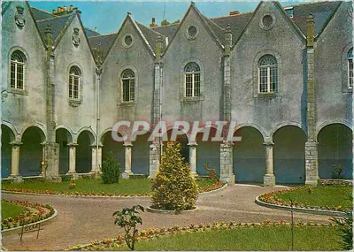 Cour interna de um edifício histórico — Ploërmel (Morbihan) — Éditions Natura