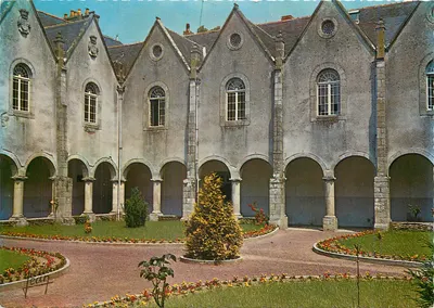 O Cloître da gendarmeria — Ploermel (Morbihan) — Les Éditions Couleurs Naturelles, n° 664-1