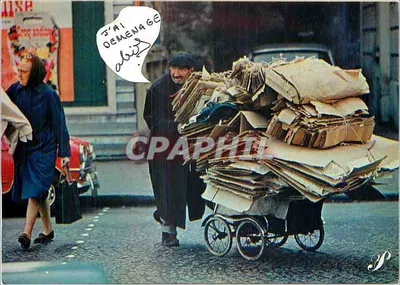 Homem transportando uma carga de caixas — Paris — edições Prestige