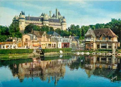 Château de Pierrefonds — façade Ouest — Éditions Jean-Jaurès