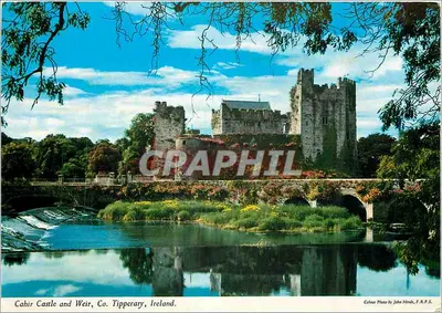 Castelo de Cahir e Barragem, Condado de Tipperary, Irlanda — Foto Colorida por John Hinde, F.R.P.S.