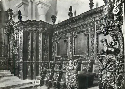 Interior da Igreja de Riom-d'Alarmant — esculturas de madeira do século XVII — editor C. Comber — n° 1006
