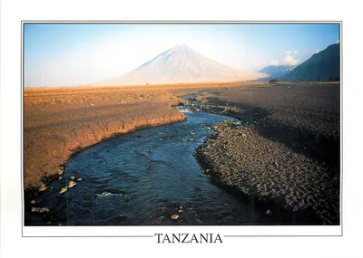 Rio Ngare Sero com Oldonyo Lengai, Área do Lago Natron — Tanzânia — Publicado por The Gallery Publications, GA137