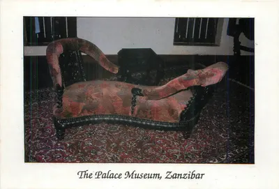 Sofá no Museu do Palácio, Zanzibar — 'Sofá dos Amantes' — impresso pela Al-Kharia Press Ltd, Zanzibar