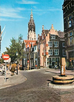 Delft/Hollande — canto da Hippolytusbuurt e das Camarettes com vista para a torre da Igreja Nova (109 metros de altura) — D 18