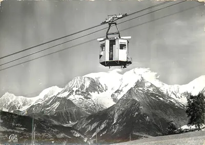 Panorama sobre o Mont Blanc — telecabine — editor Cap