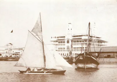 Zanzibar — vista da frente da praia com o Beit al-Ajaib (House of Wonders) — HSP Publications