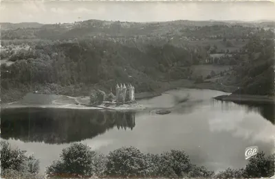 O Castelo de Val — Arredores de BORT-LES-ORGUES (LANOBRÉ, Cantal) — editor Cap