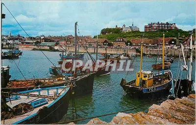 O porto externo de Folkestone — vista do porto com barcos de pesca — editor D. V. BENNETT LTD.