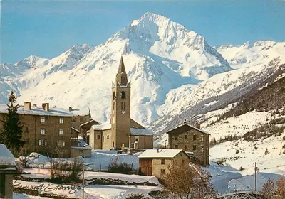 Lanslevillard — vista do vilarejo nevado com a Dent Parrachée no fundo — Editions EXPO - PHOTO Bernard Grange