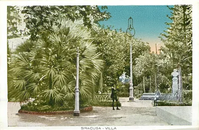 Siracusa - Villa — jardim público com estátua de Arquimedes e espelhos solares