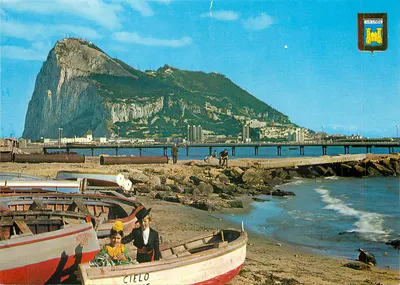 La Linea — Casal de crianças andaluzas em barco, no fundo o Peñón de Gibraltar — A. Subirats Caeánovas