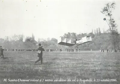 M. Santos-Dumont voando a 2 metros do solo, em Bagatelle, em 23 de outubro de 1906 — Grands Dossiers