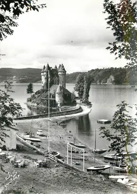 Castelo de Val — Comuna de Lanobre (Cantal) — Foto Sully-Bert