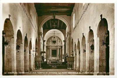 Siracusa - Catedral (antigo templo de Atena) - A nave central no lugar da antiga cela