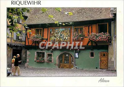 Riquewihr — Casa pitoresca com vitrais e flores