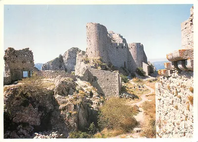 Kasteel van Peyrepertuse — Het Donjon-Vieux en de kerk van Sint-Maria — Foto Claude Fournier